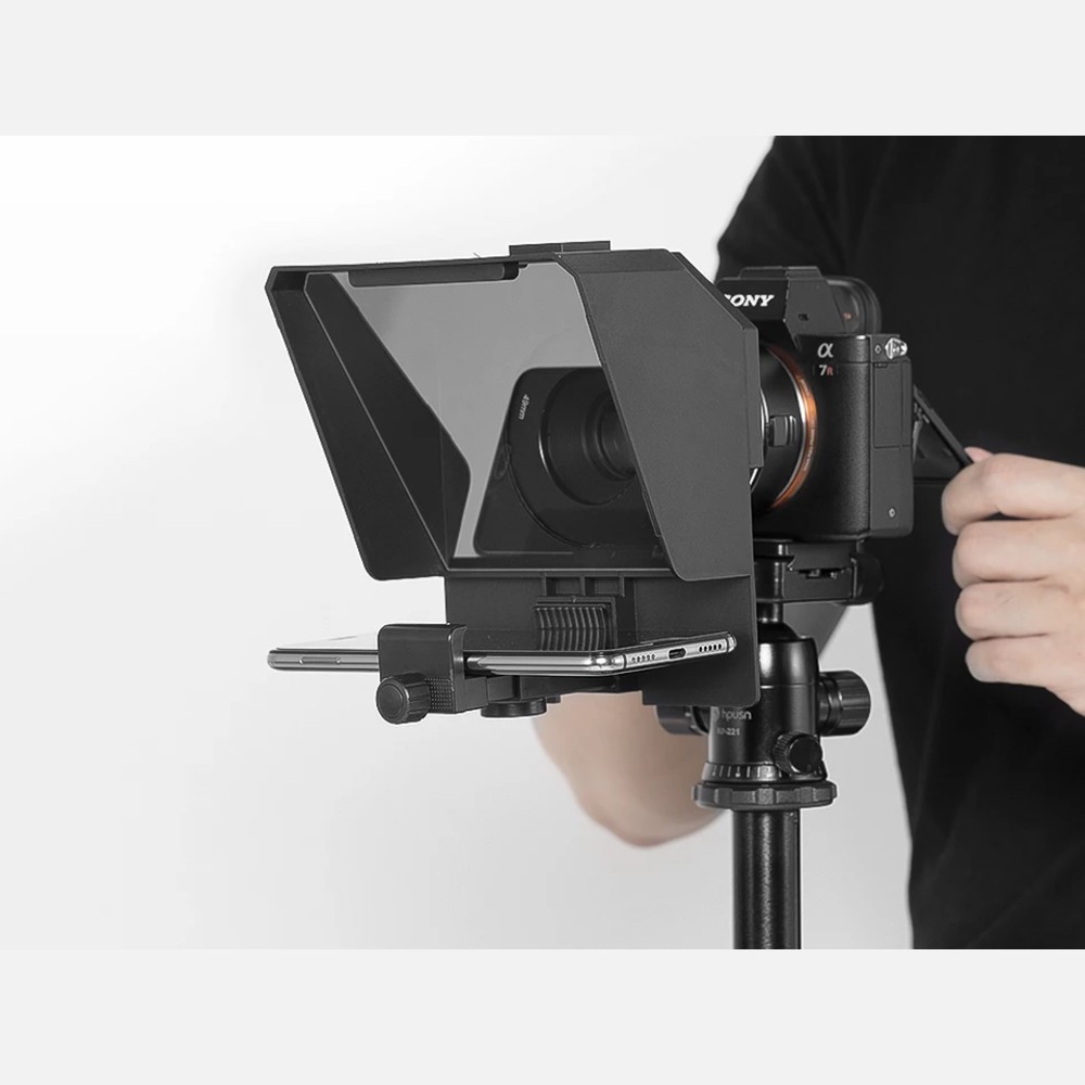Téléprompteur monté sur trépied avec un reflex, en tournage